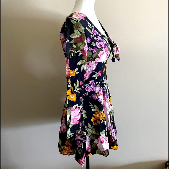 Beautiful Floral Vintage Dress - Picture 2 of 4